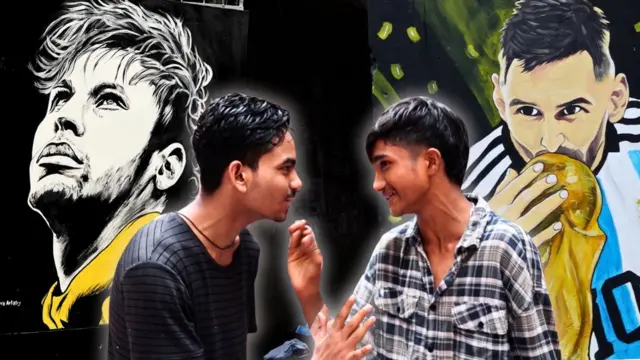 পেছনে দেয়ালে ফুটবল তারকা নেইমার ও মেসির ছবির সামনে দুই সমর্থকের তর্ক