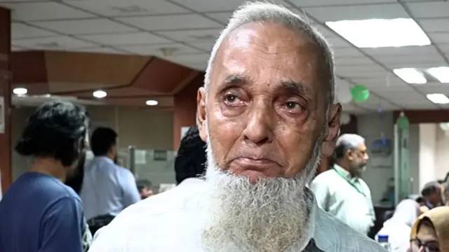 ব্যাংকের সংকটে টাকা তুলতে না পারার কথা বলতে গিয়ে কেঁদে ফেলেন অবসর নেয়া একজন বয়োবৃদ্ধ ব্যক্তি